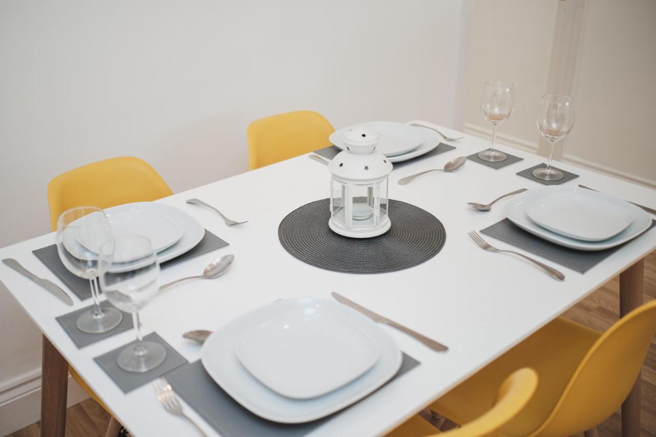 2 Bed Close To Town Ct1 Sleeps 6 Apartment *